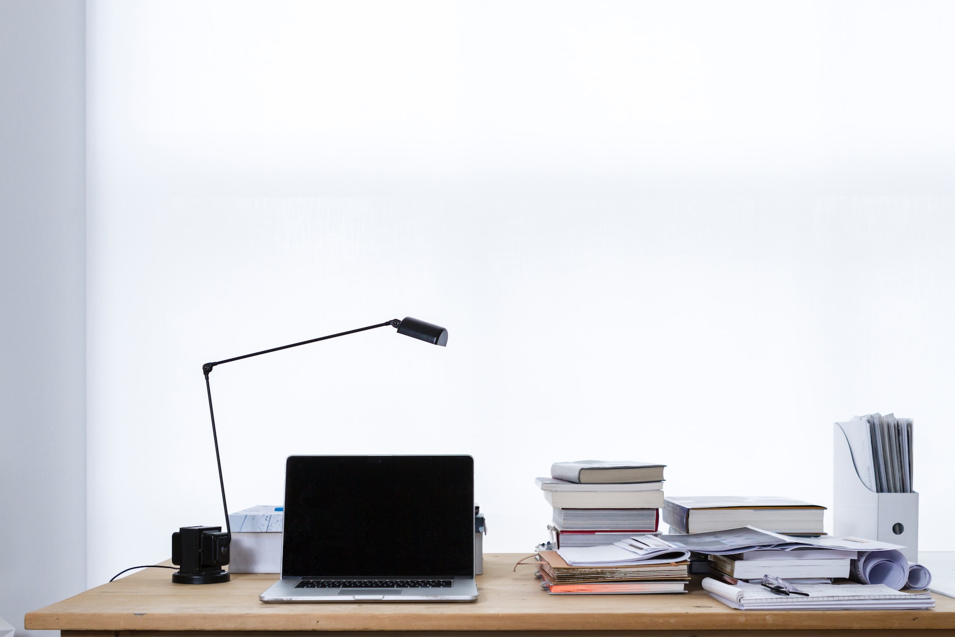 Schreibtisch mit notizen und lampe minimalistisch um kreativ eine web website zu erstellen
