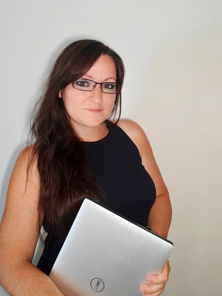 WordPress Webdesignerin Melanie von melaniemueller.design sitzt auf einem Sessel im Büro