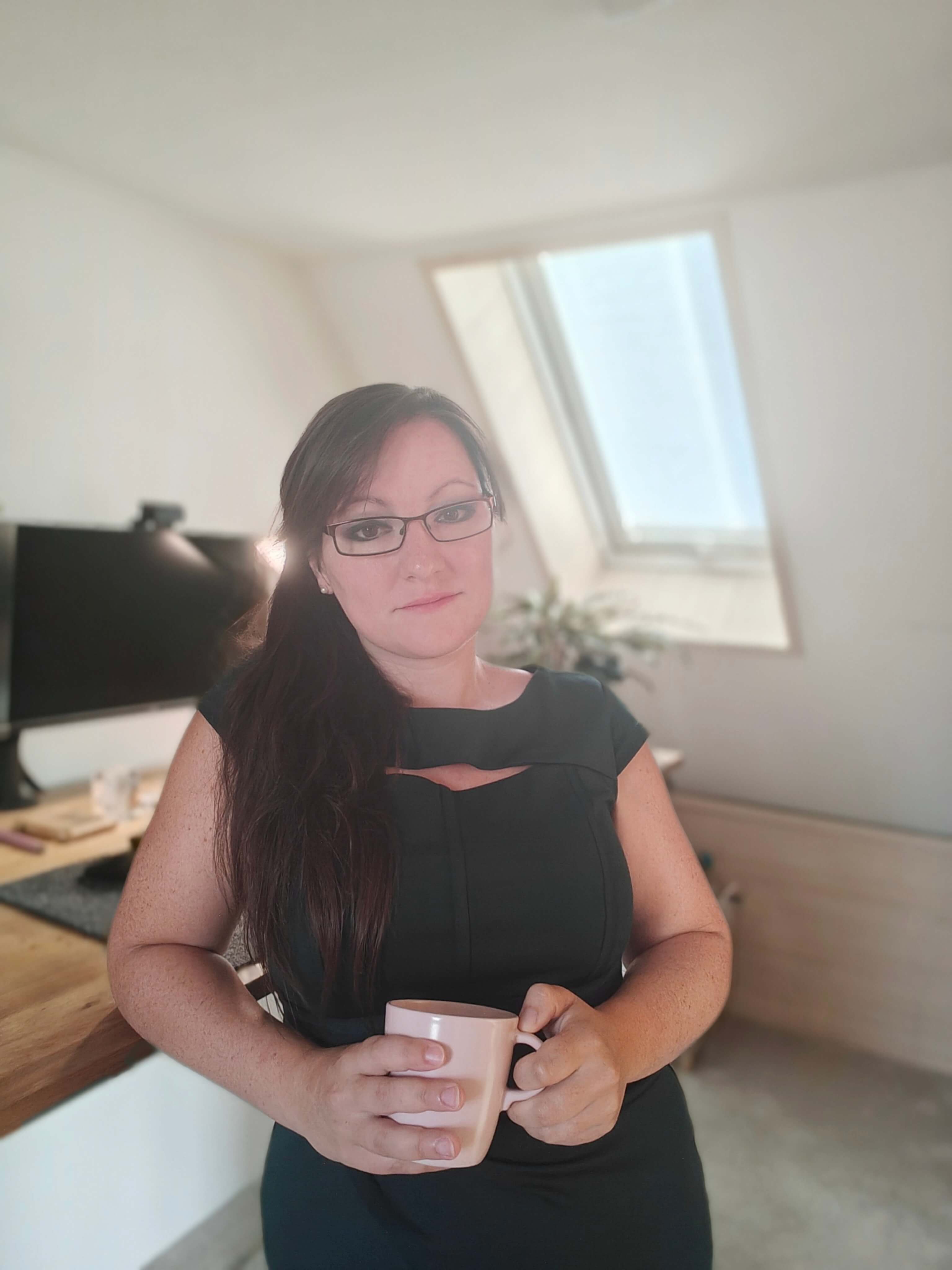 WordPress Webdesignerin Melanie von melaniemueller.design sitzt auf einem Sessel im Büro