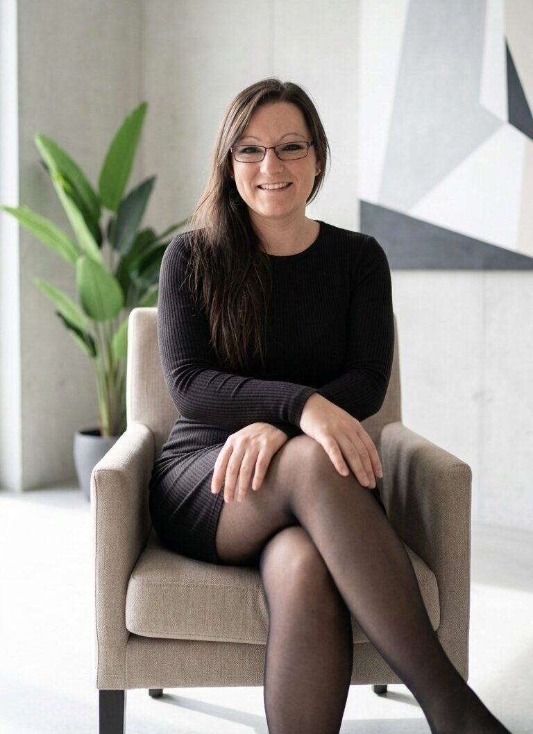 WordPress Webdesignerin Melanie von melaniemueller.design sitzt auf einem Sessel im Büro