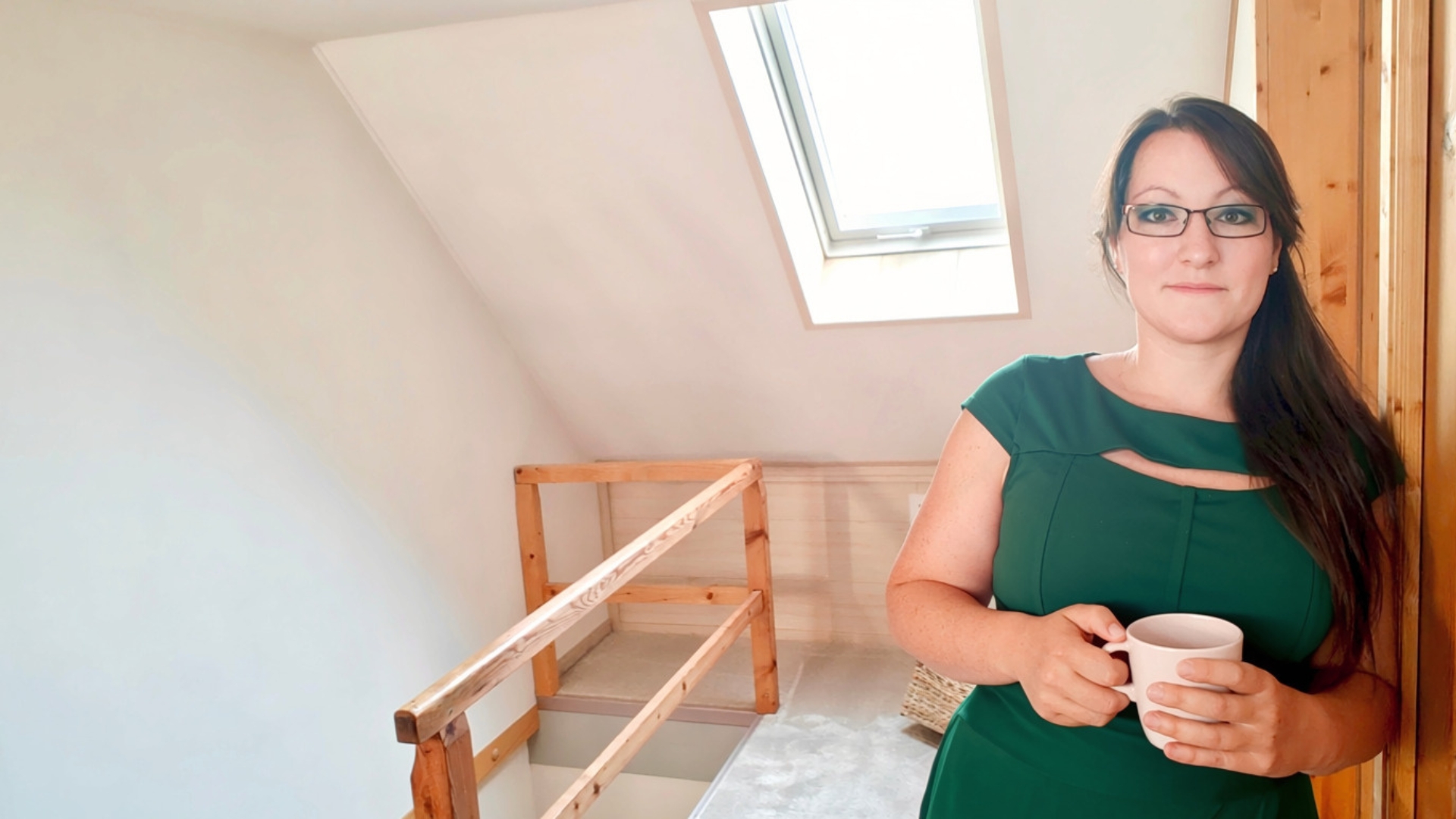 wordpress-website-freelancerin-melanie-lehnt-an-wand
