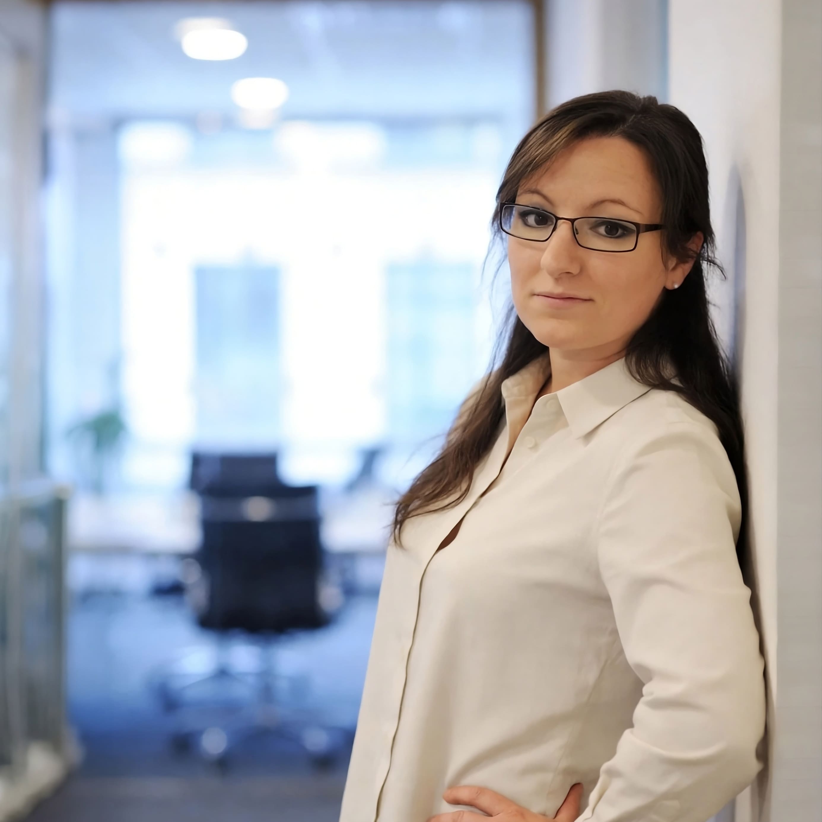 wordpress-website-freelancerin-melanie-lehnt-an-wand