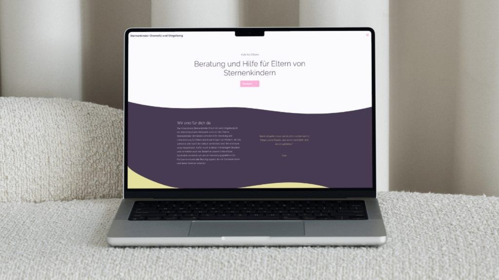Laptop steht auf einem beigen Sofa. Geöffnet darauf ist das neue umgesetzte WordPress Webdesign von melaniemueller.design für sternenkinder-chemnitz.de