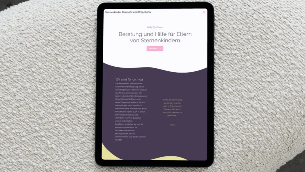 tablet steht auf einem beigen Sofa. Geöffnet darauf ist das neue umgesetzte WordPress Webdesign von melaniemueller.design für sternenkinder-chemnitz.de