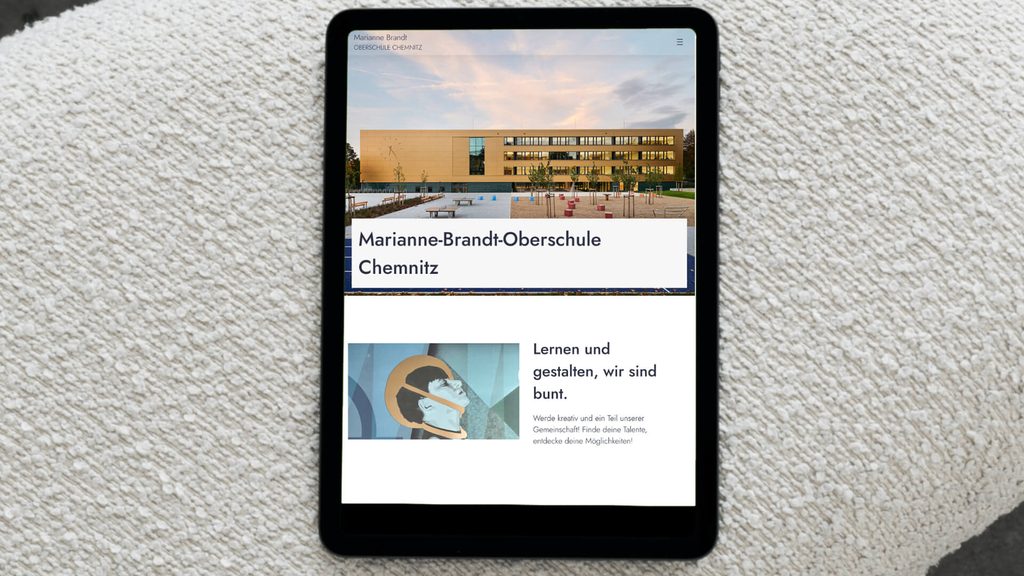 tablet auf beigen Grund mit WordPress Redesign der marianne brandt oberschule chemnitz von melaniemuellerdesign